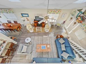 einen Blick über ein Wohnzimmer mit einem blauen Sofa in der Unterkunft Lazy Days In Cherry Grove! in Myrtle Beach