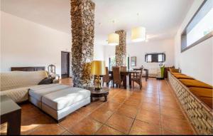 - un salon avec un canapé et une table dans l'établissement Cortijo Andaluz Doña Adela, à Almería