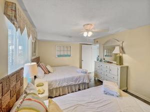1 Schlafzimmer mit 2 Betten und einer Kommode in der Unterkunft Lazy Days In Cherry Grove! in Myrtle Beach