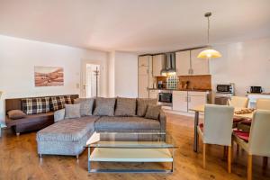 a living room with a couch and a table at Reinhards Ferienwohnung in Greifswald