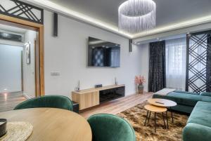 Μια τηλεόραση ή/και κέντρο ψυχαγωγίας στο City Chic Retreat: Newly Renovated 1BR Apartment