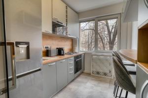 Η κουζίνα ή μικρή κουζίνα στο City Chic Retreat: Newly Renovated 1BR Apartment