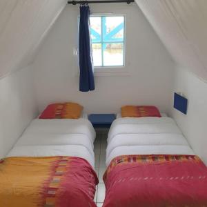 Tempat tidur dalam kamar di Appartement à Port Bourgenay, vue sur lac, au pied d'un parc aquatique