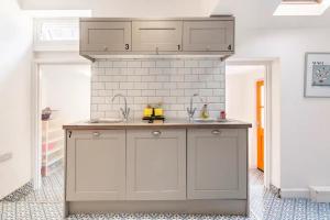 a kitchen with a sink and a counter top at Deluxe Ensuite Central Cov in Coventry