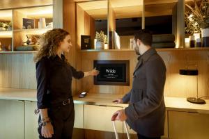 Un homme et une femme debout dans une cuisine dans l'établissement Wilde Aparthotels Berlin, Checkpoint Charlie, à Berlin