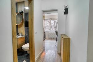 Ένα μπάνιο στο City Chic Retreat: Newly Renovated 1BR Apartment