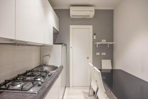 una cucina con fornelli e lavello di De'Giudei, Bologna by Short Holidays a Bologna