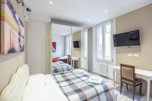 una camera d'albergo con un letto, una scrivania e una stanza di De'Giudei, Bologna by Short Holidays a Bologna