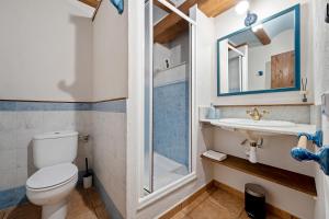 A bathroom at Casa Entera Cal Tous