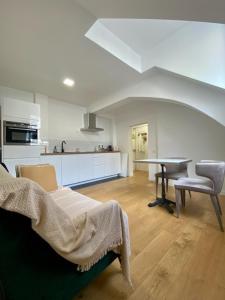 ein Wohnzimmer und eine Küche mit einem Sofa und einem Tisch in der Unterkunft Paris - Notre Dame - Panthéon - Luxembourg - 30 m2 in Paris