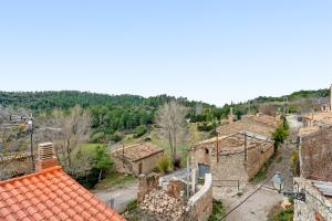 uma vista aérea de uma aldeia com edifícios em Casa Entera Cal Tous em Rojals