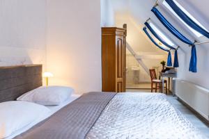 Ένα ή περισσότερα κρεβάτια σε δωμάτιο στο Schlossberg-Hotel Garni