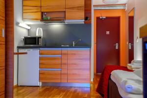 a small kitchen with a sink and a microwave at Tartu Rakendusliku Kolledži Hotell in Tartu