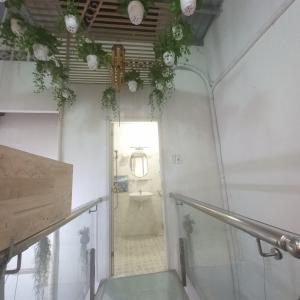 胡志明市的住宿－Garden House，一间设有楼梯和卫生间的浴室