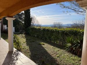 Zahrada ubytování Pierres Dorées : calme et détente à 2 pas de Lyon