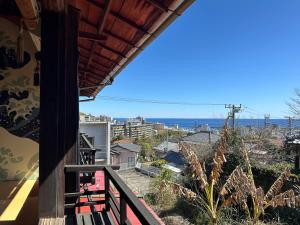 vistas a la ciudad desde el balcón de una casa en Atami Ikyuan 熱海一休庵, en Atami