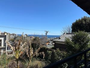 - Balcón con vistas a la ciudad en Atami Ikyuan 熱海一休庵, en Atami