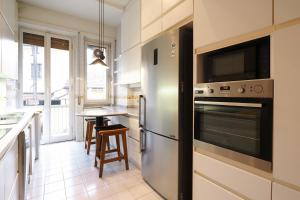 Köök või kööginurk majutusasutuses HomNest I S.Ambrogio Elegant Apt