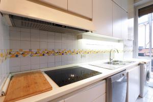 Köök või kööginurk majutusasutuses HomNest I S.Ambrogio Elegant Apt