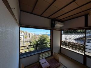 Un balcón o terraza en Atami Ikyuan 熱海一休庵