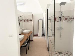 Villaggio RestaにあるMasseria Vicoのバスルーム(洗面台2台、鏡付)
