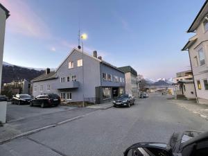 Utsikt mot fjell, enten fra leiligheten eller fra et annet sted