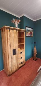 a large wooden cabinet in a room at Chill Haus mit Sauna und Kamin in Groß Kreutz