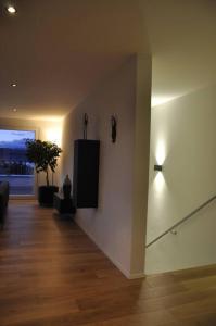 Bellevue Apartments Murten في مورتين: غرفة معيشة مع مكبر صوت على الحائط