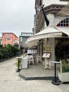 un patio avec des tables et des parasols à l'extérieur d'un bâtiment dans l'établissement Aly Port Hotel, à Istanbul