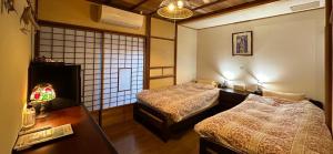 Una cama o camas en una habitación de Atami Ikyuan 熱海一休庵