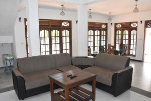 Posezení v ubytování Silverline Guest House Anuradhapura