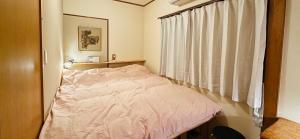 Una cama o camas en una habitación de Atami Ikyuan 熱海一休庵