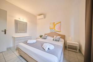 a bedroom with a large white bed with two pillows at Front Lake 2 Bardolino in Bardolino