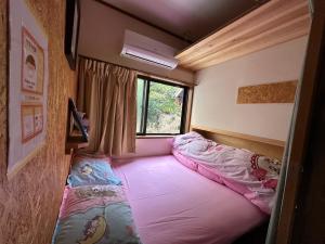 Una cama o camas en una habitación de Atami Ikyuan 熱海一休庵