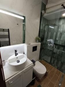 A bathroom at Callisto studio