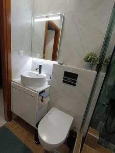 A bathroom at Callisto studio