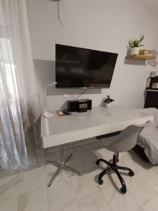 białe biurko z monitorem komputerowym na górze w obiekcie Callisto studio w Salonikach