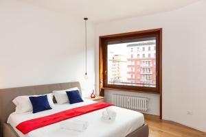 Un dormitorio con una cama grande y una ventana en FREE Parking - 5 Star - Sauna Luxury Apartment, en Milán