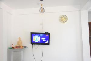 TV a/nebo společenská místnost v ubytování Silverline Guest House Anuradhapura