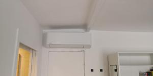a white ceiling in a room with a white cabinet at Joli studio dans le coeur de Menton in Menton