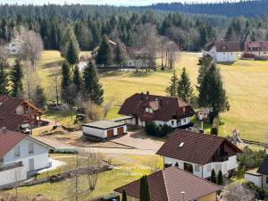una vista aérea de un pueblo con casas y árboles en 3- 2-1 - Raum - Ferienappartements Dieter Hoffmann Freudenstadt-Kniebis beim Nationalpark, en Freudenstadt