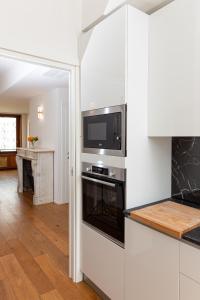米蘭的住宿－FREE Parking - 5 Star - Sauna Luxury Apartment，厨房配有炉灶和微波炉。