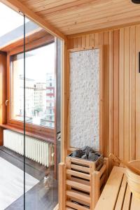 Habitación de madera con ventana y mesa en FREE Parking - 5 Star - Sauna Luxury Apartment, en Milán