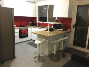 uma cozinha com um balcão com bancos e um micro-ondas em Private Room in a Shared House-Close to City & ANU-4 em Camberra