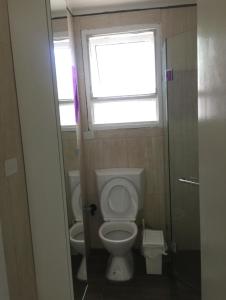 baño pequeño con aseo y ventana en Private Room in a Shared House-Close to City & ANU-4 en Canberra