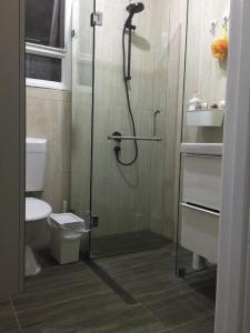 y baño con ducha y aseo. en Private Room in a Shared House-Close to City & ANU-4 en Canberra