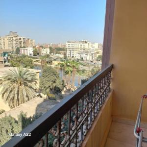 شرفة أو تراس في Furnished apartment by the Nile شقة مفروشة تطل على النيل