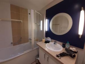 y baño con lavabo, ducha y espejo. en Cottage-4p-Les Hauts de bruyère-293, en Chaumont-sur-Tharonne