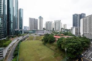 un parco nel centro di una città con edifici alti di NEW! Cozy & Warm Scandinavian Suites walk to LRT a Kuala Lumpur