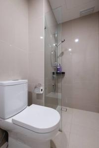 bagno bianco con servizi igienici e doccia di NEW! Cozy & Warm Scandinavian Suites walk to LRT a Kuala Lumpur